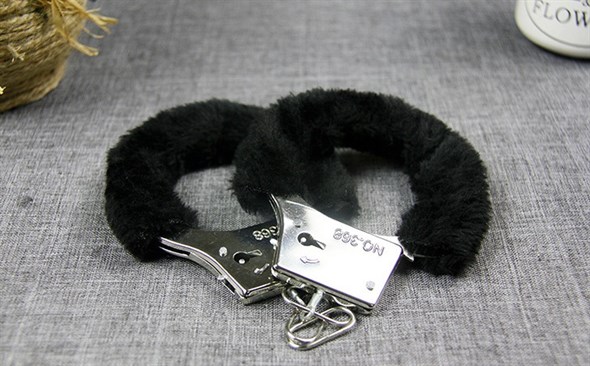 Металлические наручники с черным мехом - фото 50179
